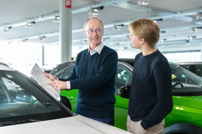 Gesprek in de showroom van Autocentrum Van Vliet