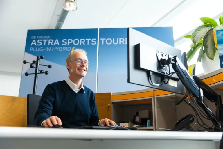 Medewerker aan de balie van Autocentrum Van Vliet