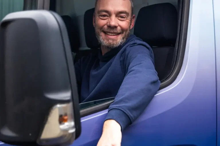 Chauffeur van De Ballonnerie achter het stuur