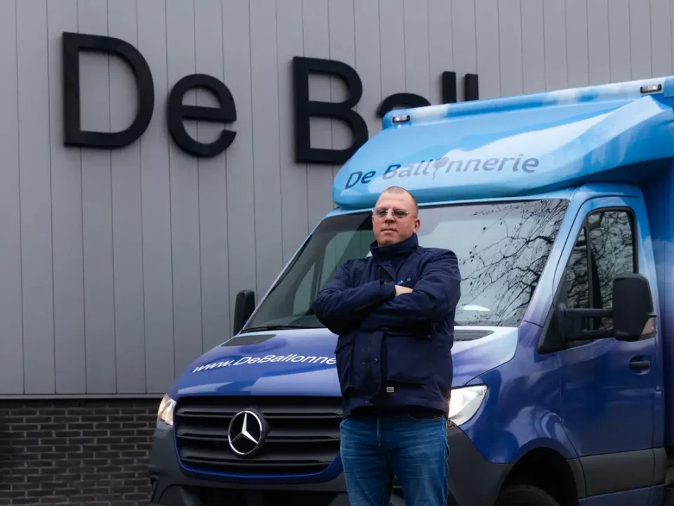 Medewerker van De Ballonnerie bij de bedrijfsbus