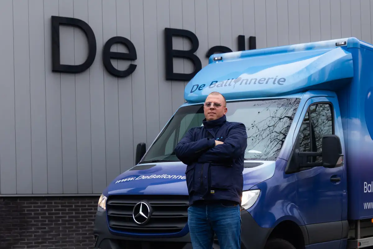 Medewerker van De Ballonnerie bij de bedrijfsbus