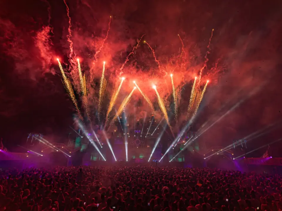 Vuurwerk boven het hoofdpodium van een festival