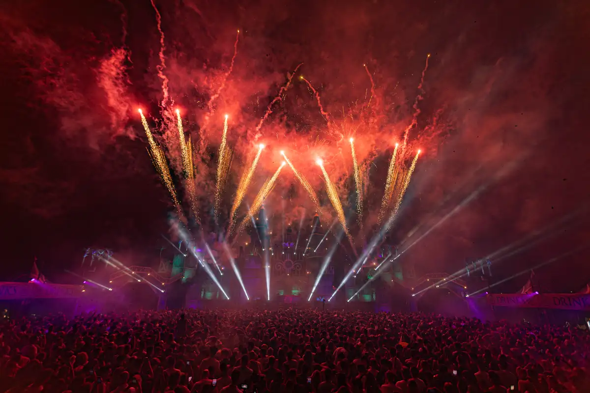 Vuurwerk boven het hoofdpodium van een festival