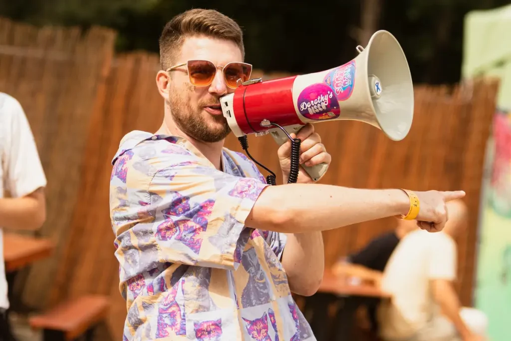 Artiest met megafoon op een festival