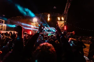 Publiek en lichtshow op een Sleazy Stereo-event