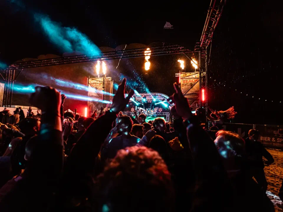Publiek en lichtshow op een Sleazy Stereo-event