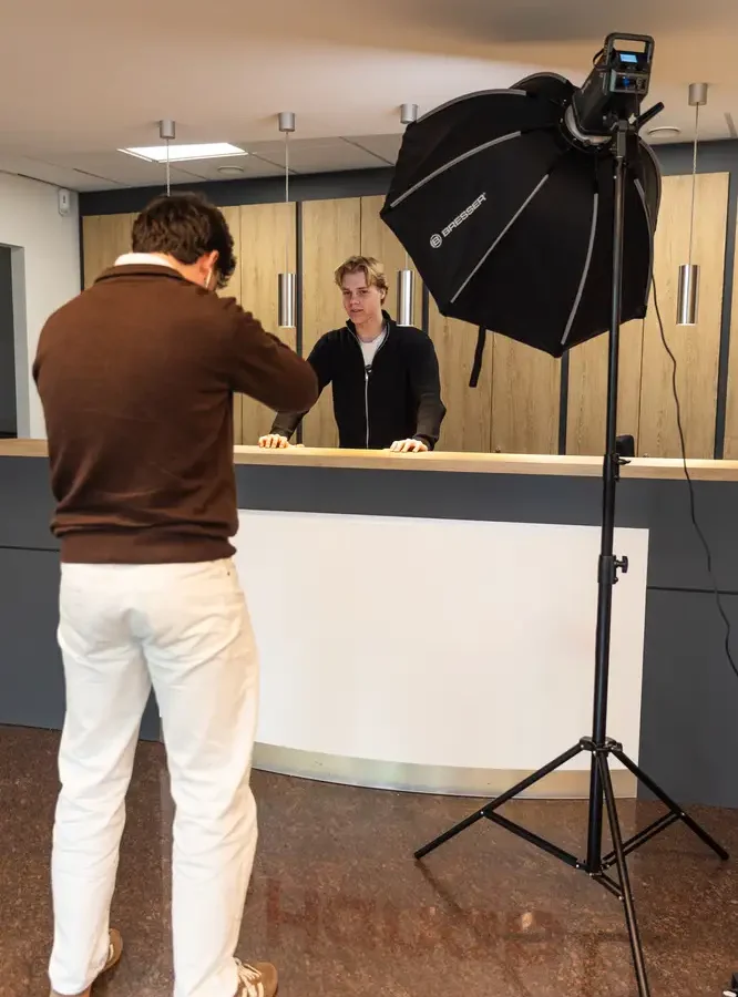 Fotoshoot met studioverlichting door Upbrand Agency