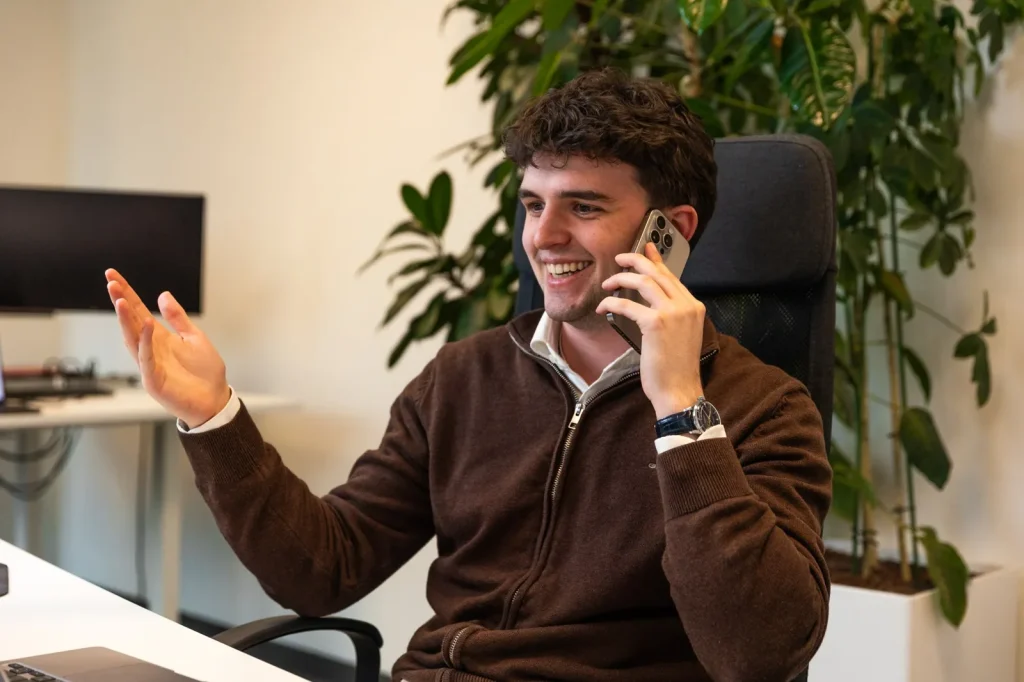 Lachend telefoongesprek met een klant