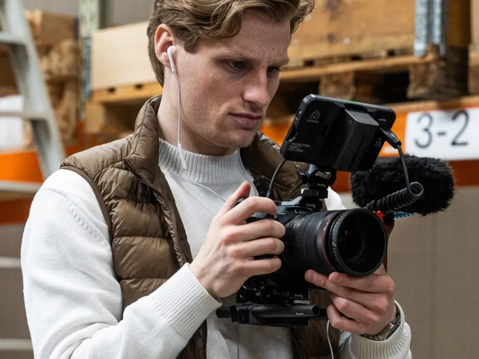 Videograaf van Upbrand Agency met camera in een magazijn