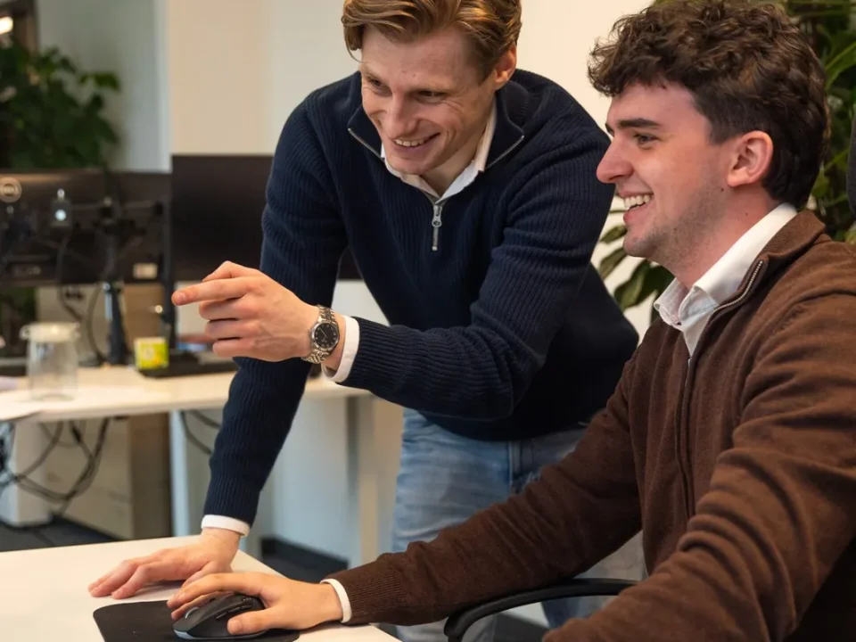 Sem en Mees van Upbrand Agency overleggen lachend achter de computer