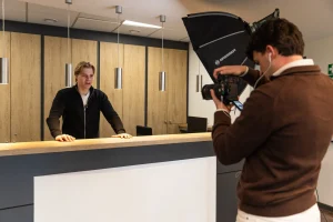Fotoshoot met studiolamp bij de balie